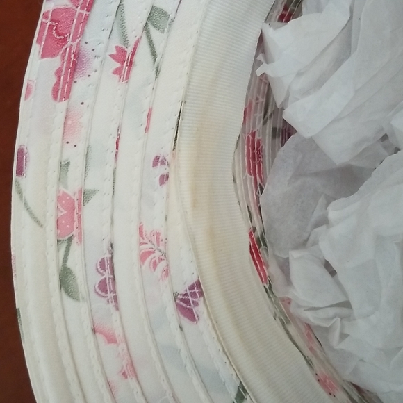 Pretty floral hat - Picture 6 of 7